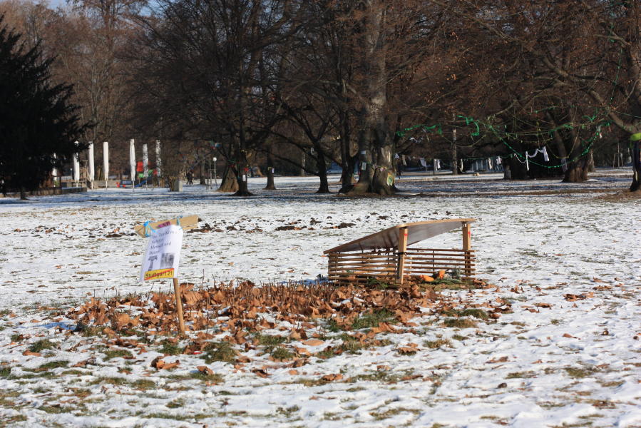Kastanienkindergarten Park Stuttgart und Tau-Kreuz zum Schutz der Bäume und Menschen sowie der Weihnachtskrippe.
